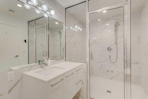 2304 4 Avenue Nw, Calgary, AB - Indoor Photo Showing Bathroom
