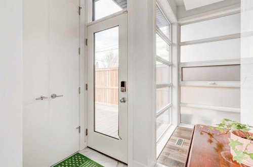 2304 4 Avenue Nw, Calgary, AB - Indoor Photo Showing Other Room