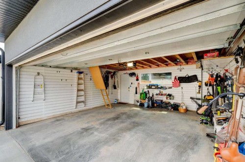 2304 4 Avenue Nw, Calgary, AB - Indoor Photo Showing Garage