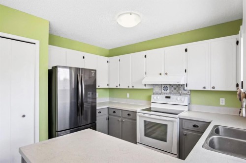5626 57 Avenue, Olds, AB - Indoor Photo Showing Kitchen With Double Sink