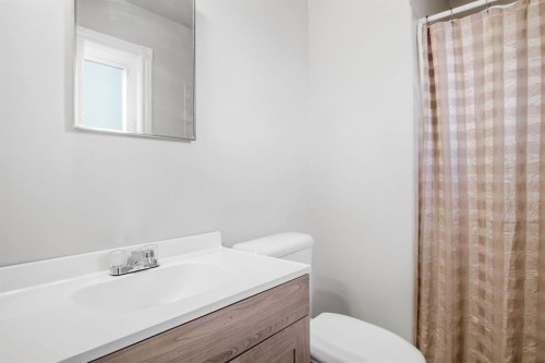 5626 57 Avenue, Olds, AB - Indoor Photo Showing Bathroom