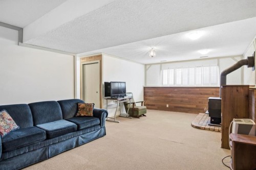 5626 57 Avenue, Olds, AB - Indoor Photo Showing Living Room