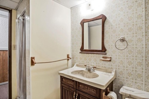 5626 57 Avenue, Olds, AB - Indoor Photo Showing Bathroom
