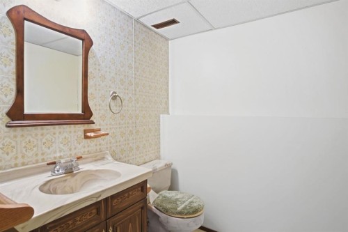 5626 57 Avenue, Olds, AB - Indoor Photo Showing Bathroom