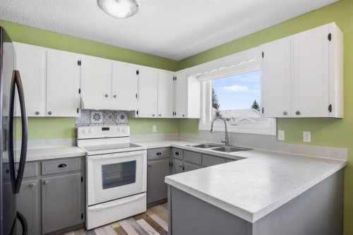 5626 57 Avenue, Olds, AB - Indoor Photo Showing Kitchen With Double Sink