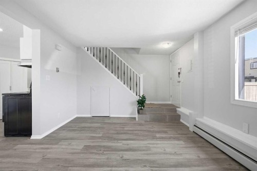 17-3809 45 Street Sw, Calgary, AB - Indoor Photo Showing Other Room