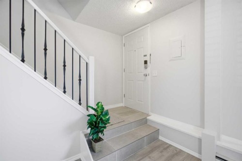 17-3809 45 Street Sw, Calgary, AB - Indoor Photo Showing Other Room