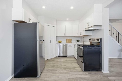 17-3809 45 Street Sw, Calgary, AB - Indoor Photo Showing Kitchen