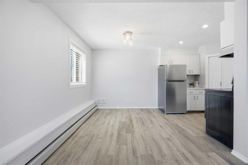 17-3809 45 Street Sw, Calgary, AB - Indoor Photo Showing Other Room