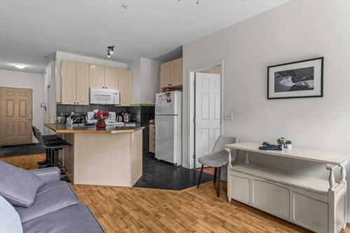 211-176 Kananaskis Way, Canmore, AB - Indoor Photo Showing Kitchen