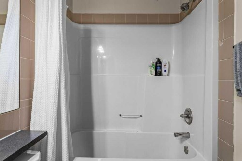 211-176 Kananaskis Way, Canmore, AB - Indoor Photo Showing Bathroom