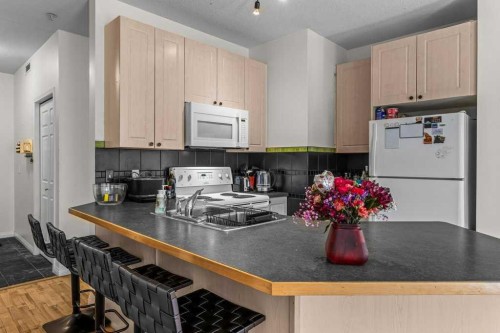 211-176 Kananaskis Way, Canmore, AB - Indoor Photo Showing Kitchen