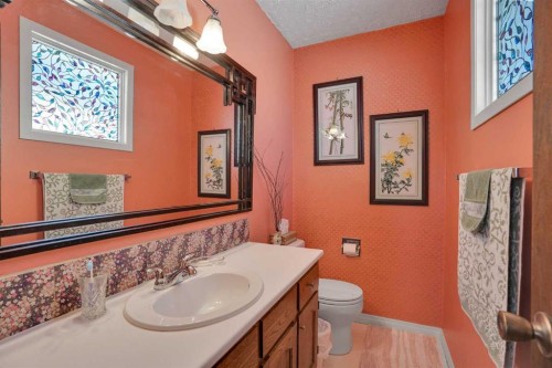 228 Dovercrest Place Se, Calgary, AB - Indoor Photo Showing Bathroom