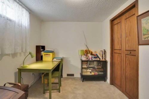 228 Dovercrest Place Se, Calgary, AB - Indoor