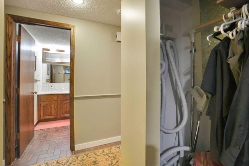 228 Dovercrest Place Se, Calgary, AB - Indoor