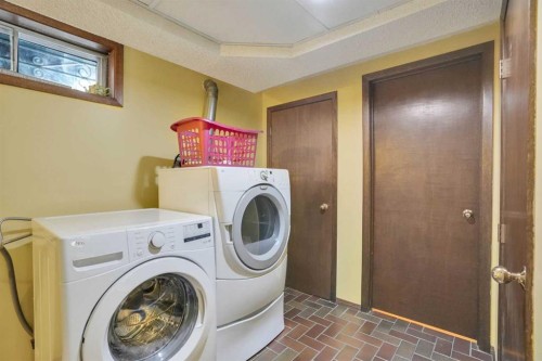 228 Dovercrest Place Se, Calgary, AB - Indoor Photo Showing Laundry Room