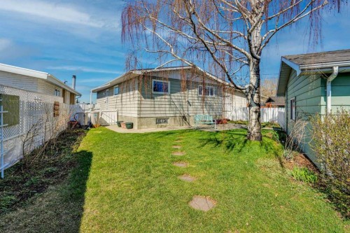 228 Dovercrest Place Se, Calgary, AB - Outdoor