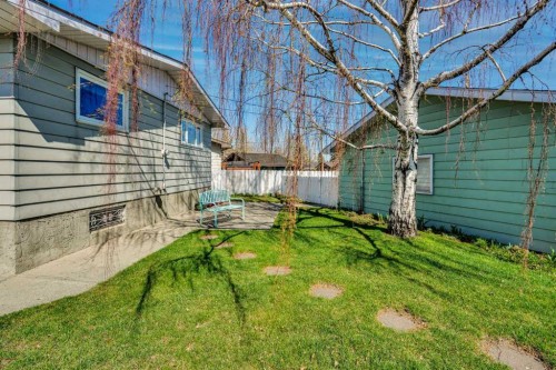 228 Dovercrest Place Se, Calgary, AB - Outdoor