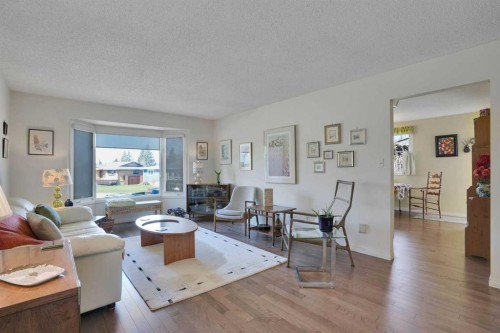 228 Dovercrest Place Se, Calgary, AB - Indoor Photo Showing Living Room