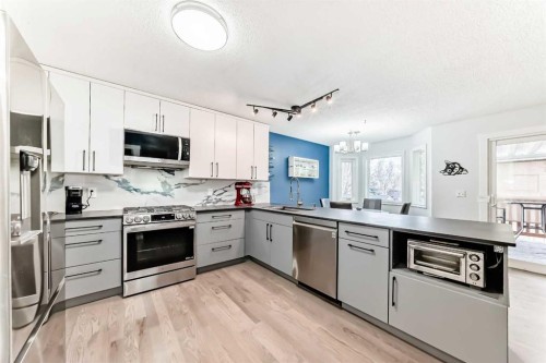 7 Sunset Crescent, Okotoks, AB - Indoor Photo Showing Kitchen With Upgraded Kitchen