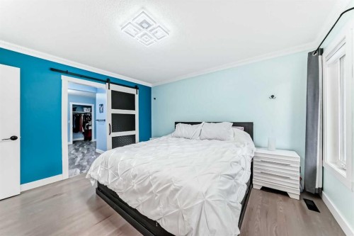 7 Sunset Crescent, Okotoks, AB - Indoor Photo Showing Bedroom