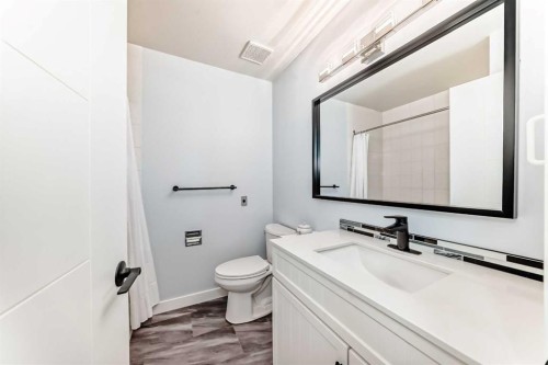 7 Sunset Crescent, Okotoks, AB - Indoor Photo Showing Bathroom