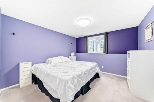 7 Sunset Crescent, Okotoks, AB - Indoor Photo Showing Bedroom