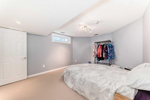7 Sunset Crescent, Okotoks, AB - Indoor Photo Showing Bedroom