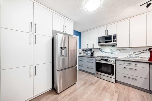 7 Sunset Crescent, Okotoks, AB - Indoor Photo Showing Kitchen With Upgraded Kitchen