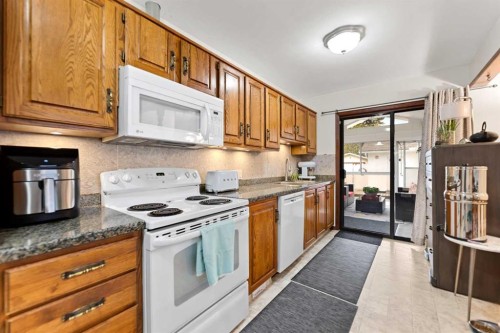 2915 13 Avenue Nw, Calgary, AB - Indoor Photo Showing Kitchen