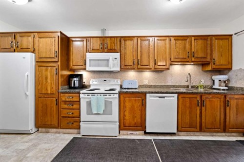 2915 13 Avenue Nw, Calgary, AB - Indoor Photo Showing Kitchen