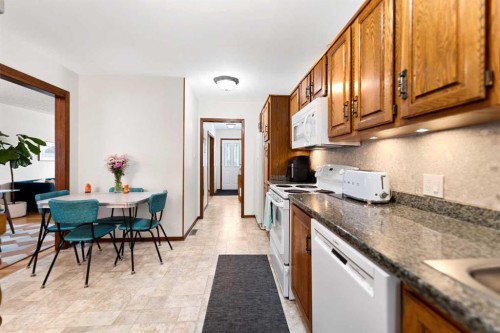 2915 13 Avenue Nw, Calgary, AB - Indoor Photo Showing Kitchen
