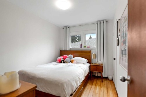 2915 13 Avenue Nw, Calgary, AB - Indoor Photo Showing Bedroom