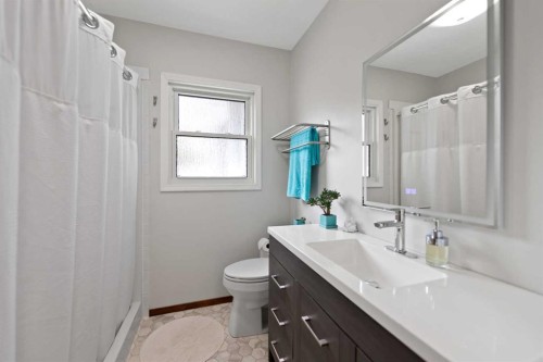2915 13 Avenue Nw, Calgary, AB - Indoor Photo Showing Bathroom