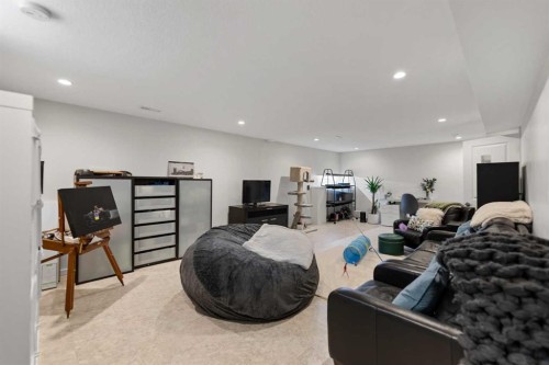 2915 13 Avenue Nw, Calgary, AB - Indoor Photo Showing Bedroom