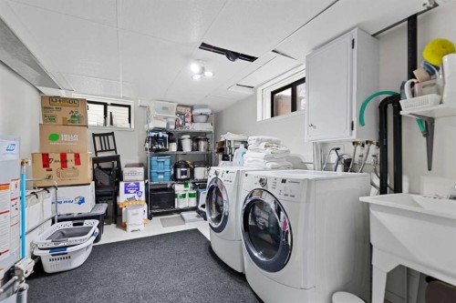 2915 13 Avenue Nw, Calgary, AB - Indoor Photo Showing Laundry Room