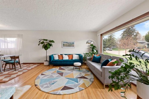2915 13 Avenue Nw, Calgary, AB - Indoor Photo Showing Living Room