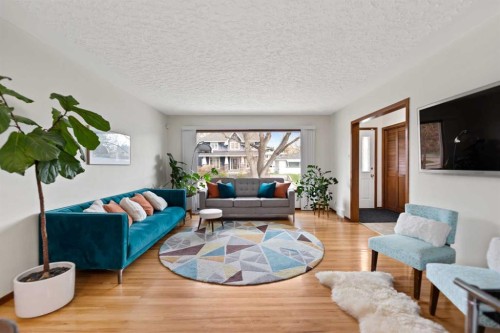 2915 13 Avenue Nw, Calgary, AB - Indoor Photo Showing Living Room