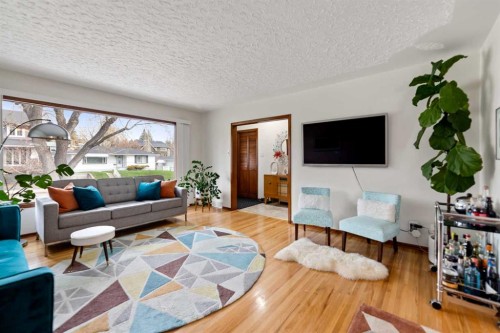 2915 13 Avenue Nw, Calgary, AB - Indoor Photo Showing Living Room