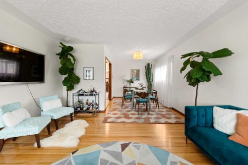 2915 13 Avenue Nw, Calgary, AB - Indoor Photo Showing Living Room