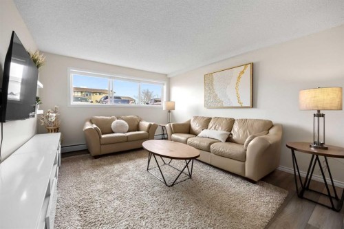 215-101 Big Hill Way Se, Airdrie, AB - Indoor Photo Showing Living Room