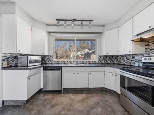 5123 Bulyea Road Nw, Calgary, AB - Indoor Photo Showing Kitchen With Upgraded Kitchen