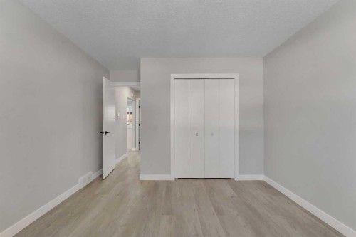 853 Northmount Drive Nw, Calgary, AB - Indoor Photo Showing Other Room