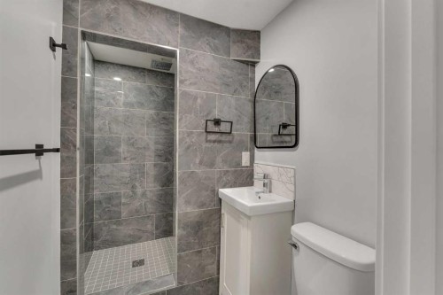 853 Northmount Drive Nw, Calgary, AB - Indoor Photo Showing Bathroom
