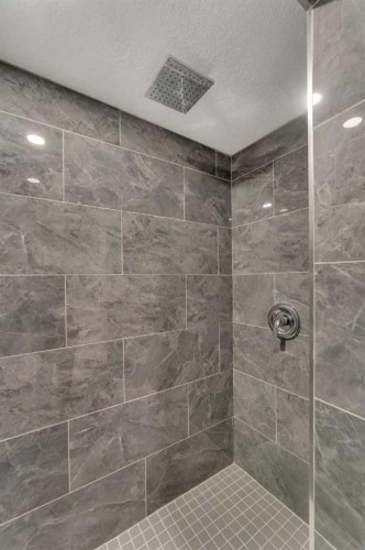 853 Northmount Drive Nw, Calgary, AB - Indoor Photo Showing Bathroom