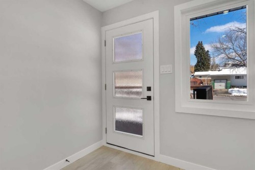 853 Northmount Drive Nw, Calgary, AB - Indoor Photo Showing Other Room