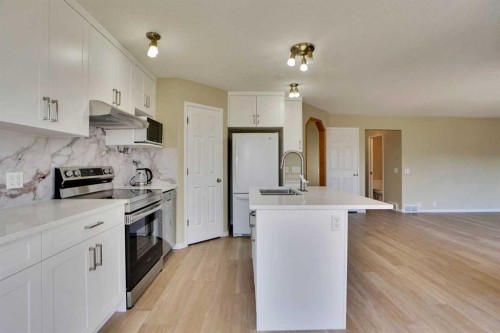 6 Somerset Close Sw, Calgary, AB - Indoor Photo Showing Kitchen