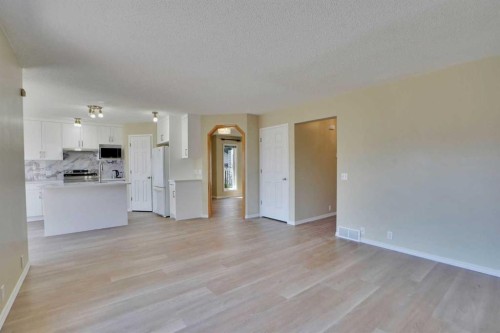 6 Somerset Close Sw, Calgary, AB - Indoor Photo Showing Kitchen