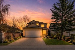 6 Somerset Close SW Calgary, AB T2Y 3C5