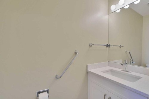 6 Somerset Close Sw, Calgary, AB - Indoor Photo Showing Bathroom